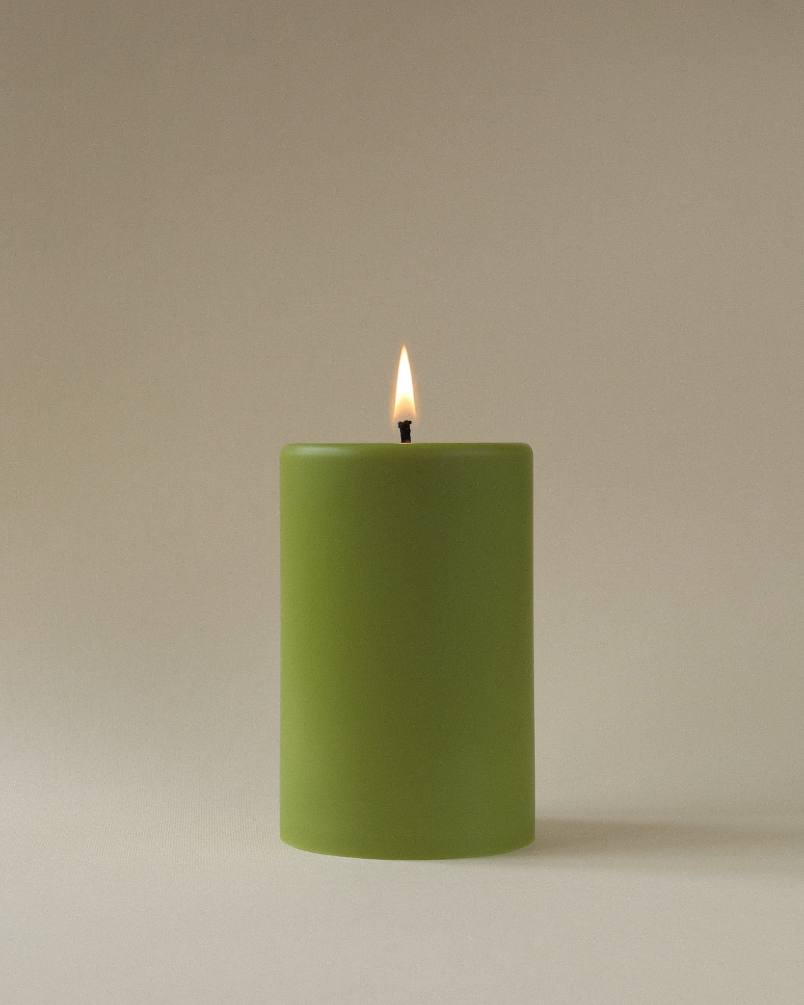 Cylindryczna świeca 8*13 cm – 550 g Oliwkowa