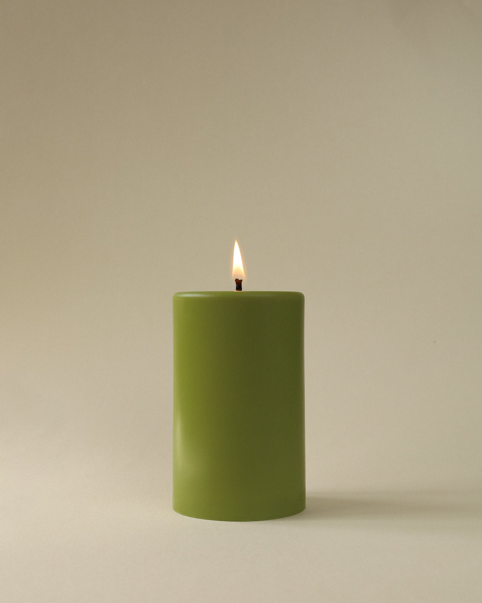 Cylindryczna świeca 7*11 cm – 380 g Oliwkowa